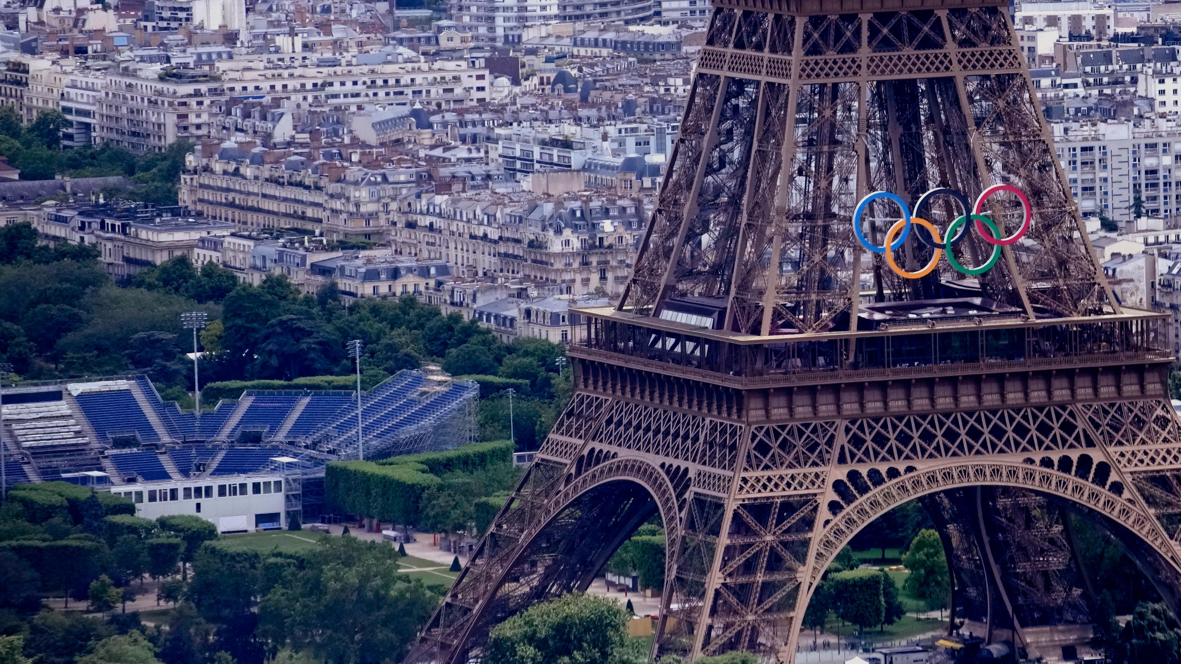 Olympische Ringe am Eifelturm