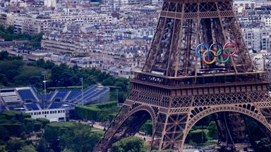 Olympische Ringe am Eifelturm