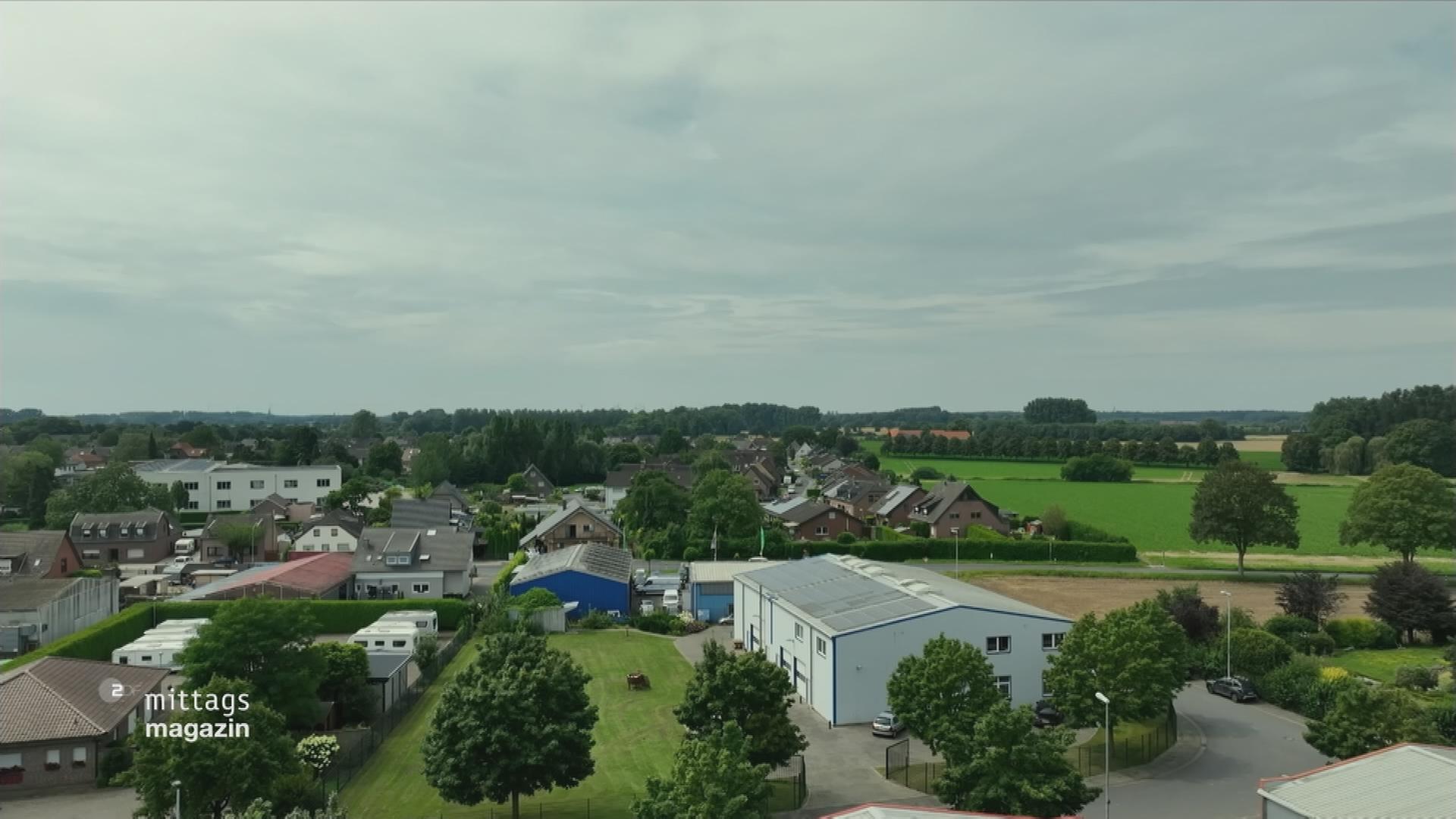 Aufnahme aus der Luft über eine alte Lagerhalle, die bald als Unterkunft für Geflüchtete dienen soll