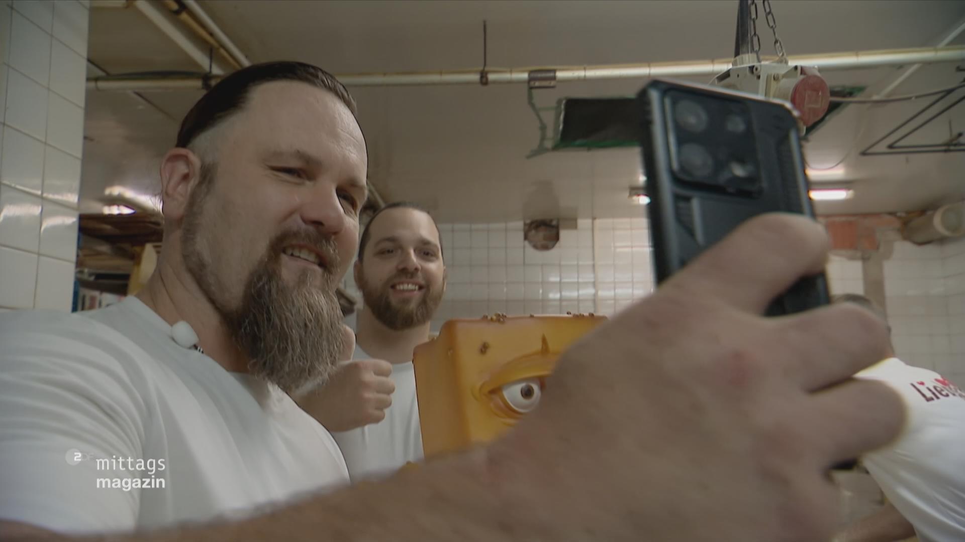 Star-Baecker Mike Böhme macht ein Selfie in seiner Backstube