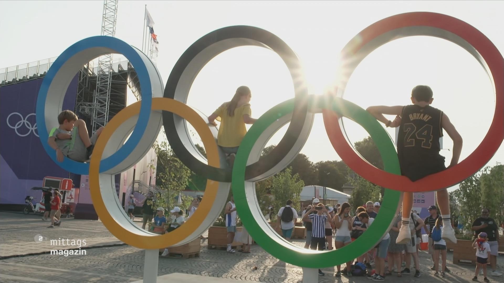 Besucher posieren in olympischen Ringen