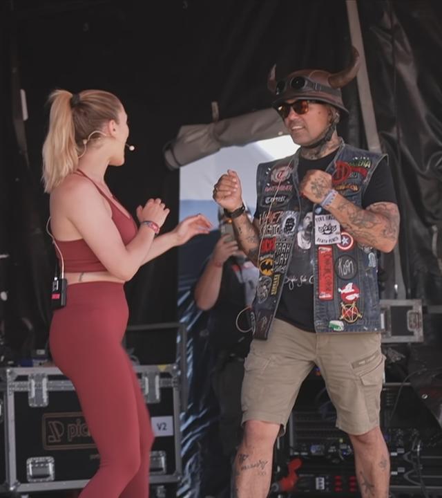 Metal-Sänger mit Hörnern auf Bühne