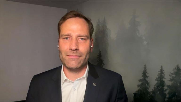 Jochen Kopelke, Bundesvorsitzender der Gewerkschaft der Polizei im Gespräch mit Antje Pieper