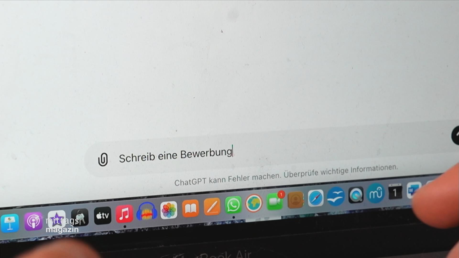Computerbildschirm mit Eingabeaufforderung von ChatGPT