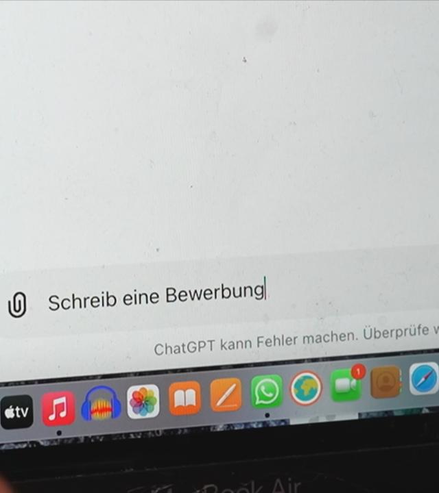 Computerbildschirm mit Eingabeaufforderung von ChatGPT