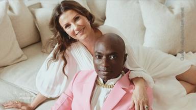 Prinzessin Märtha Louise von Norwegen und Durek Verrett auf einem Sofa