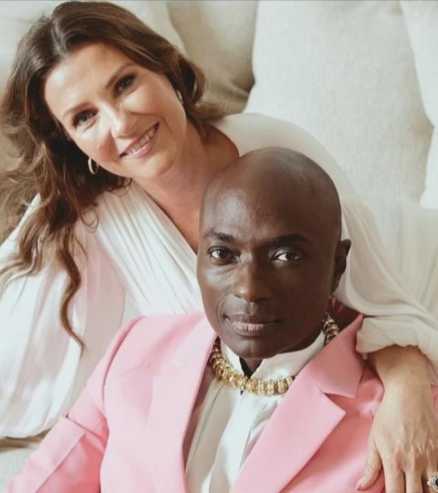 Prinzessin Märtha Louise von Norwegen und Durek Verrett auf einem Sofa