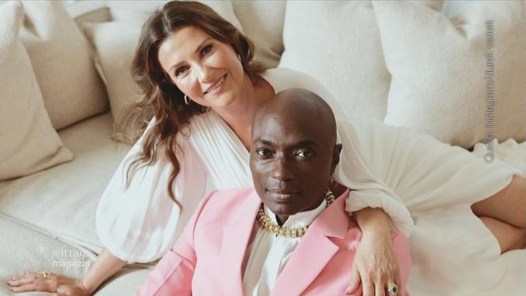 Prinzessin Märtha Louise von Norwegen und Durek Verrett auf einem Sofa