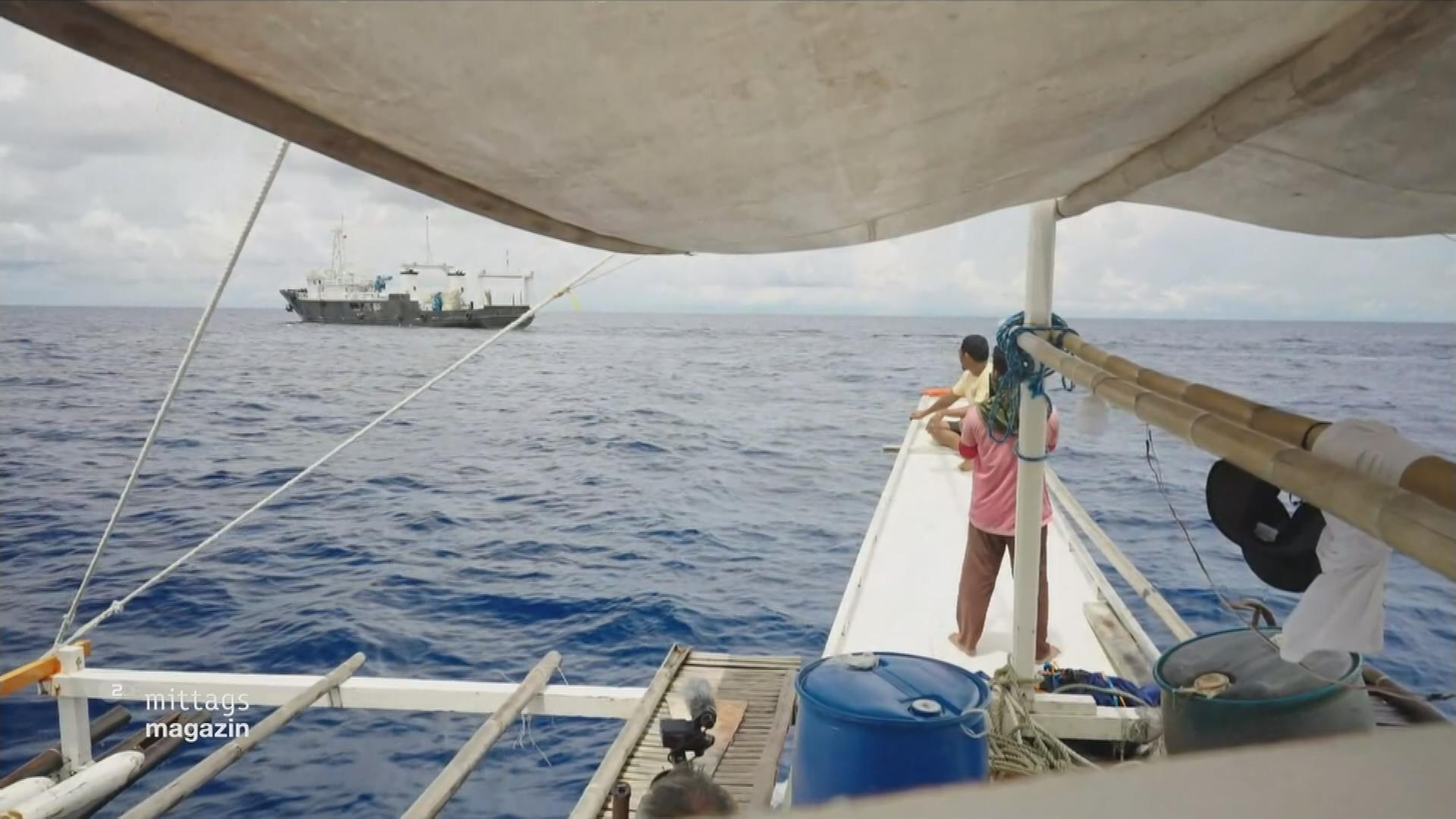 Ein philippinisches Fischerboot auf dem südchinesischen Meer nahe der Spratly-Inseln