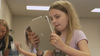 Ada, eine junge Influencerin mit Tablet