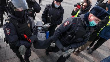 Verhaftung eines Demonstranten in Moskau