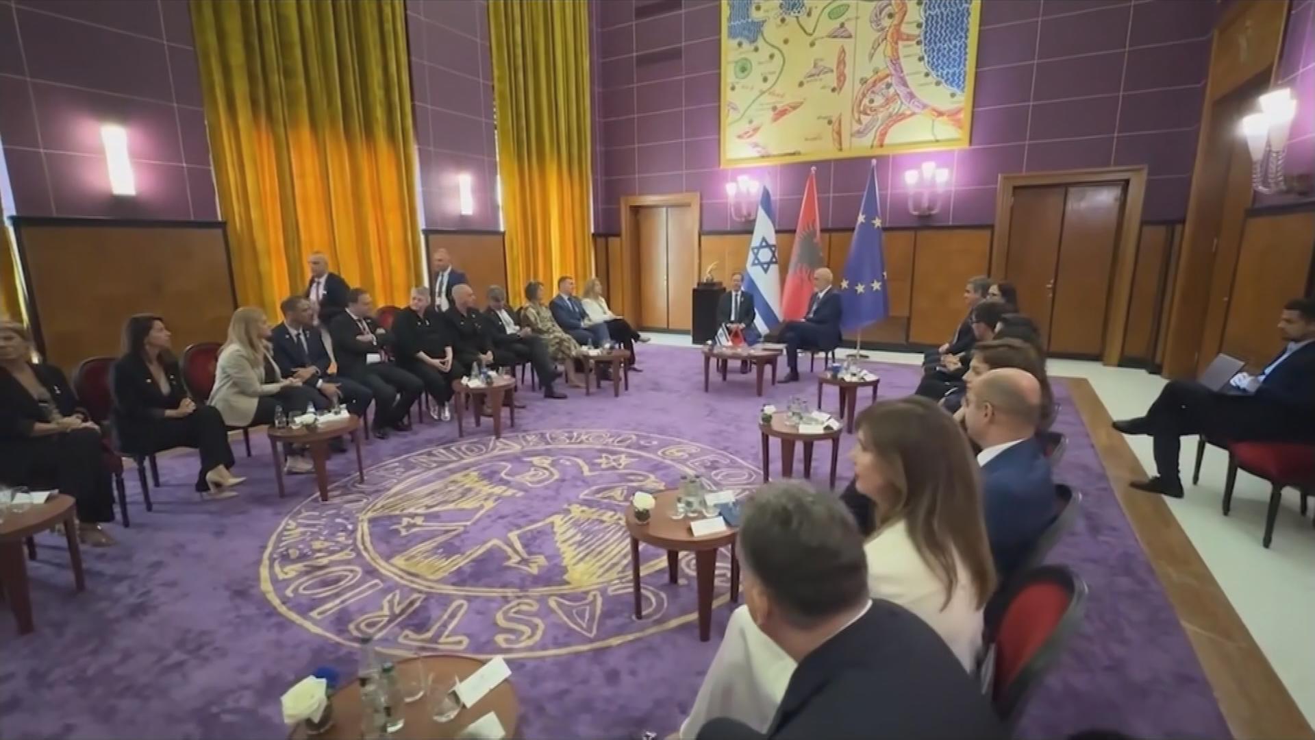 Eine große Gesprächsrunde