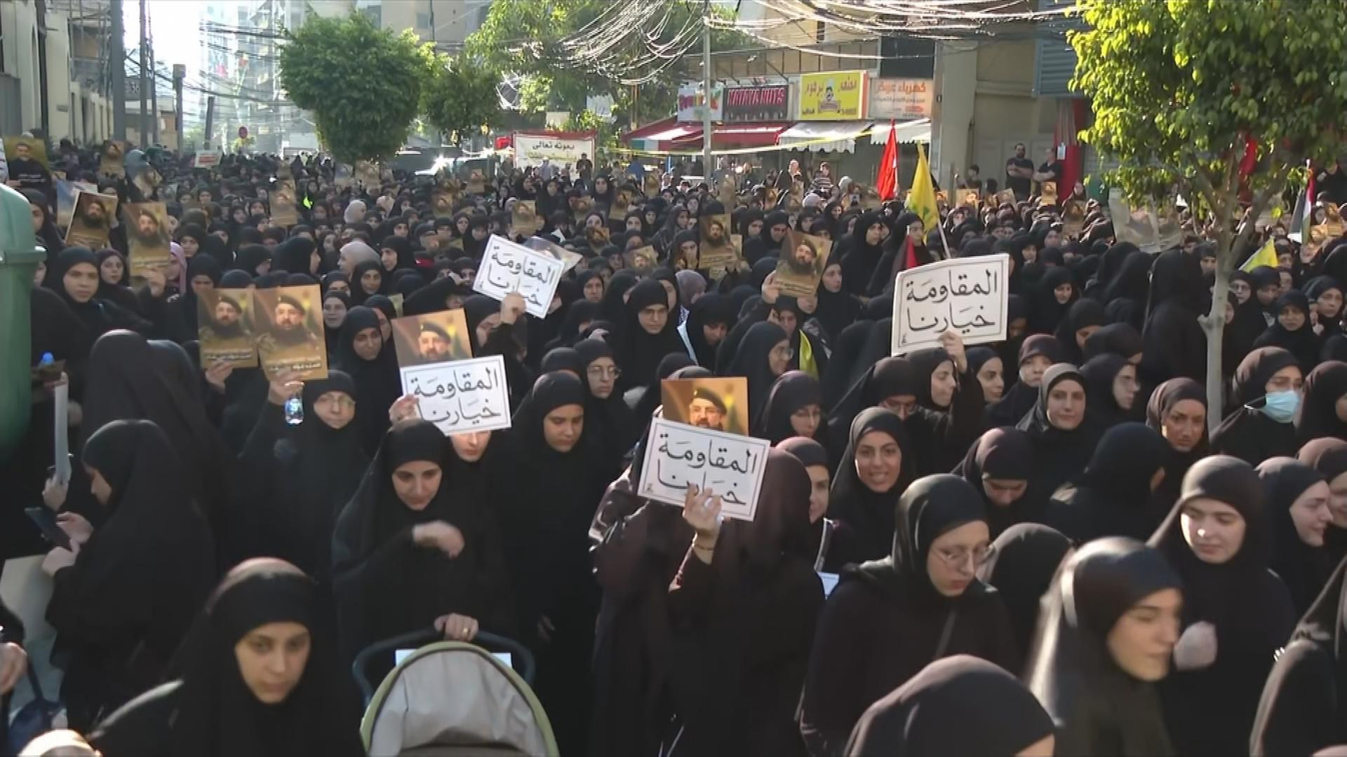 Die Hisbollah spaltet die Gesellschaft Libanons. Manche glauben an das Fortbestehen der Miliz, während andere sich ein Ende der Einflussnahme auf Politik und Gesellschaft wünschen.