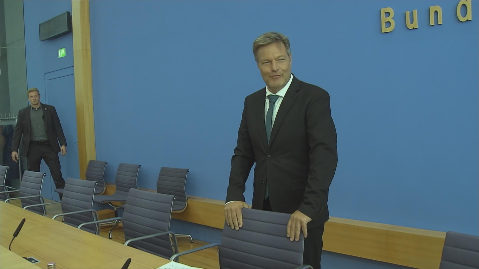 Robert Habeck lehnt an einem Stuhl