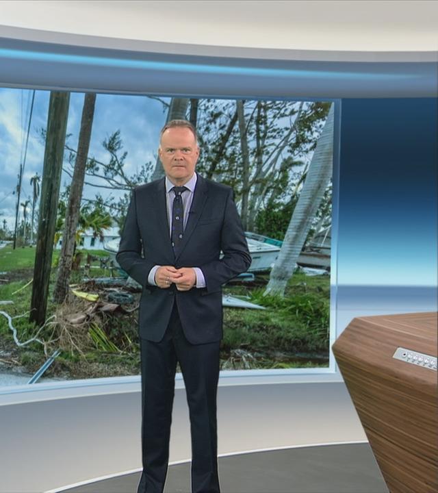 Christian Sievers geht zu einer Erklärgrafik über