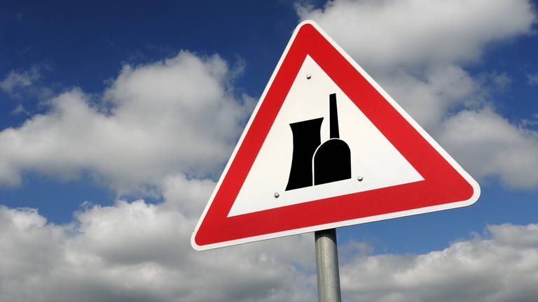 Schild mit einem Atomkraftwerk