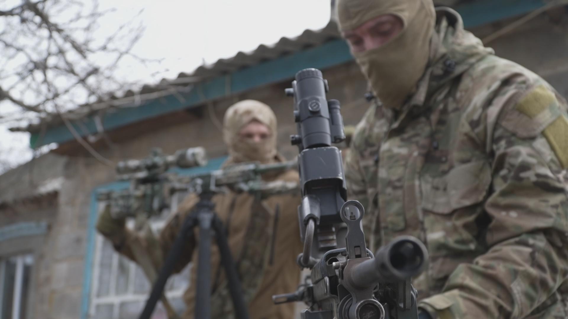 Soldaten der ukrainischen Spezialeinheit mit Gewehr.