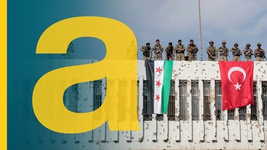 Tuerkische soldaten (r) und syrische ooppositionelle Kämpfer, die mit der Türkei verbuendet sind, stehen auf einem Gebäuude, von dem eine syrische und eine türkische Flagge hängen.