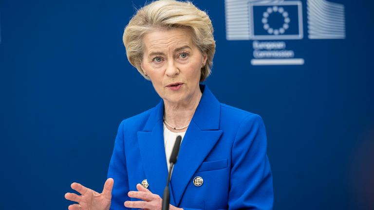 Die Präsidentin der Europäischen Kommission Ursula von der Leyen und der Hohe Vertreter Josep Borrell sprechen während einer Pressekonferenz am Sitz der Europäischen Kommission in Brüssel, Belgien, am 04.03.2025 zu den Medien.