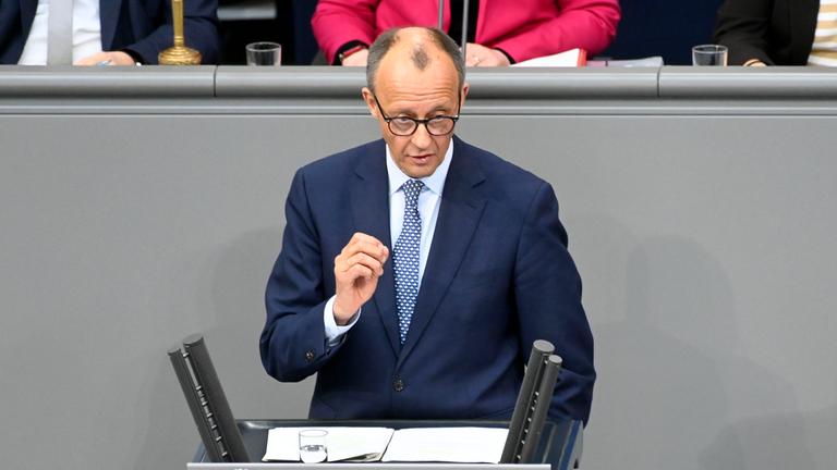 Friedrich Merz in der Sondersitzung zum Milliarden-Finanzpaket