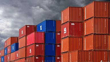 Gestapelte Container im Hafengebiet von Hamburg