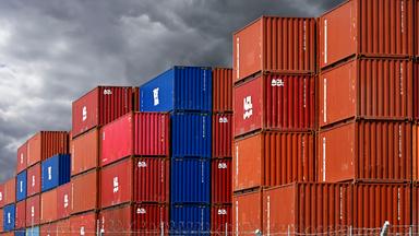 Gestapelte Container im Hafengebiet von Hamburg, Deutschland