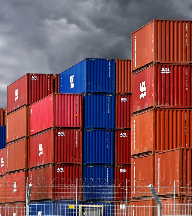 Gestapelte Container im Hafengebiet von Hamburg, Deutschland