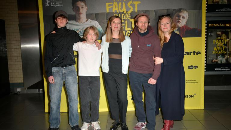 Anton Franke, Camille Moltzen, Constanze Klaue, Christian Näthe und Anja Schneider bei der Premiere des Kinofilms 'Mit der Faust in die Welt schlagen'