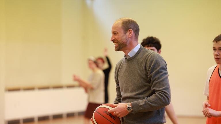 Prinz William spielt Basketball