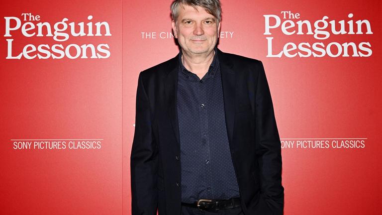 Regisseur Peter Cattaneo erzählt in "Der Pinguin meines Lebens" die Geschichte eines Lehrers, der im Argentinien der 1970er Jahre einen Pinguin adoptiert.