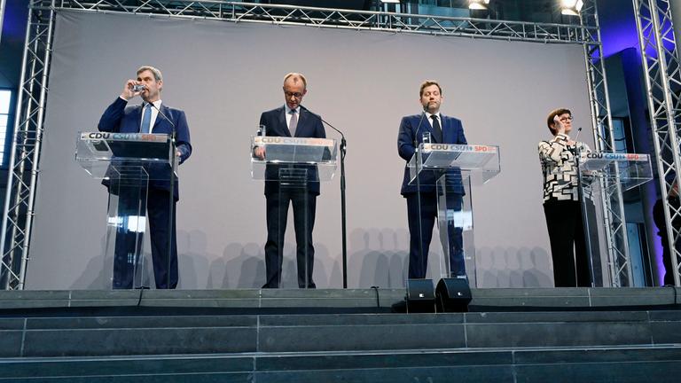 Markus Söder, Friedrich Merz, Lars Klingbeil und Saskia Esken bei der Pressekonferenz von CDU, CSU und SPD zur Vorstellung des gemeinsamen Koalitionsvertrages im Paul-Löbe-Haus. Berlin, 09.04.2025