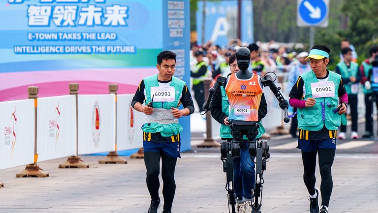 Hoffentlich haben sie alle durchgehalten: Humanoide Roboter bei Halbmarathon in Peking