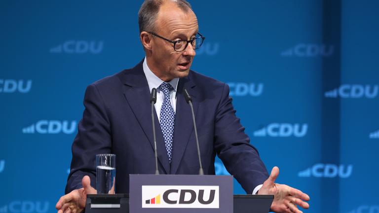 Friedrich Merz, künftiger Bundeskanzler und Vorsitzender der Christlich Demokratischen Union (CDU/CSU-Fraktion), spricht während der Bundestagssitzung der CDU im ESTRELL Hotel am 28. April 2025 in Berlin.