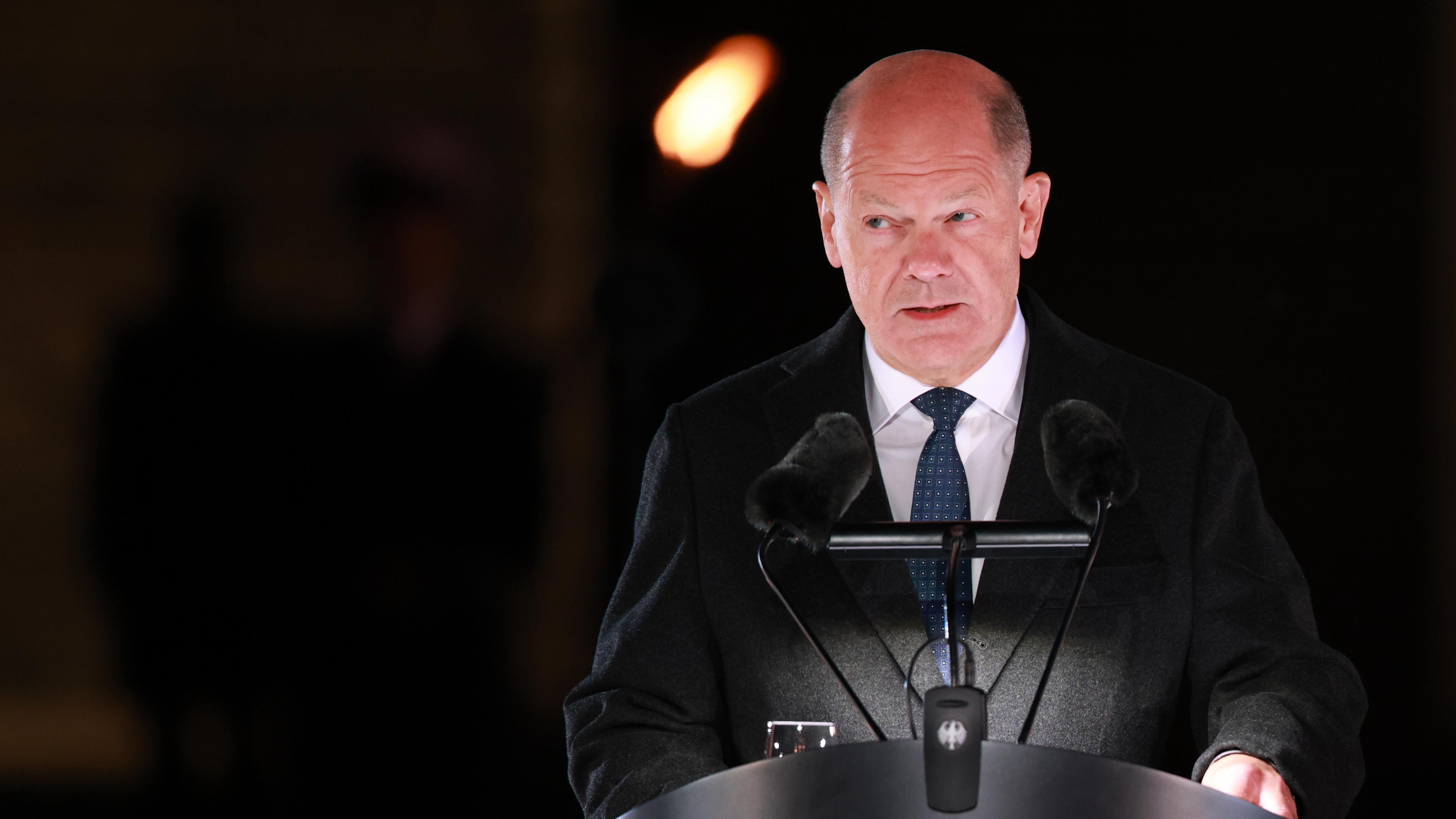 Olaf Scholz spricht im Rahmen des Grossen Zapfenstreichs im Mai 2025