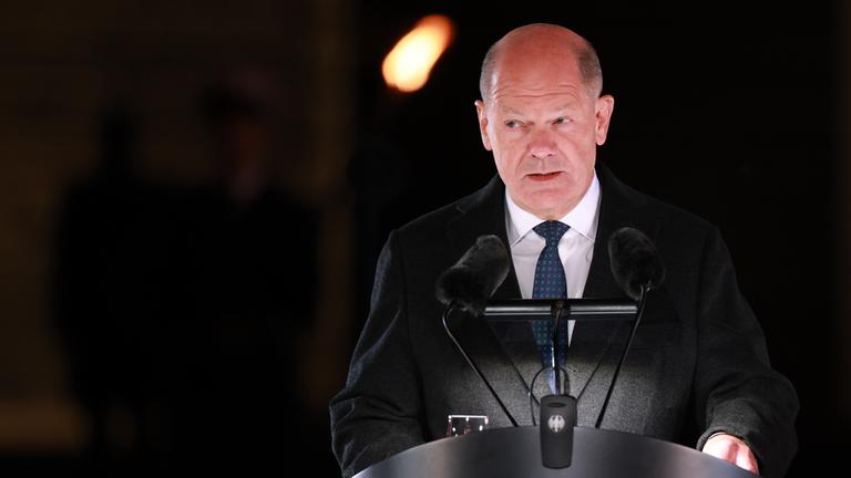 Olaf Scholz spricht im Rahmen des Grossen Zapfenstreichs im Mai 2025