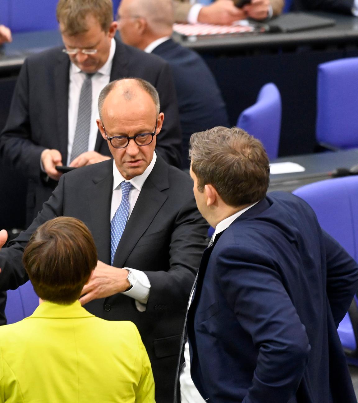 Friedrich Merz wird im zweiten Wahlgang zum Bundeskanzler gewählt