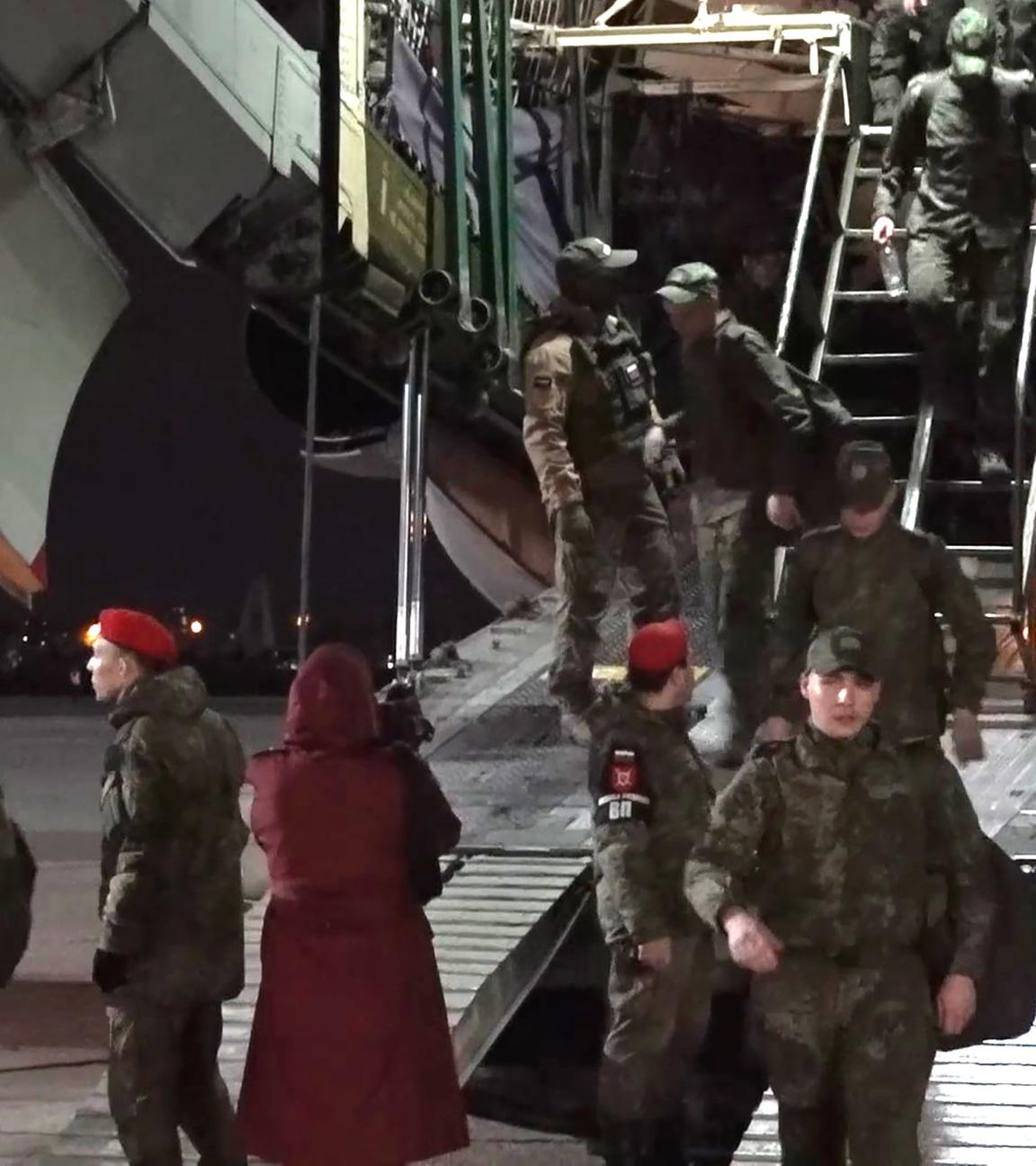 80. Jahrestag des Endes des Zweiten Weltkriegs: Russische Soldaten kehren aus ukrainischer Kriegsgefangenschaft Zum nach Hause z