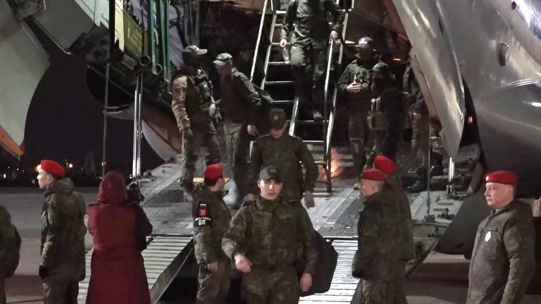 80. Jahrestag des Endes des Zweiten Weltkriegs: Russische Soldaten kehren aus ukrainischer Kriegsgefangenschaft Zum nach Hause z