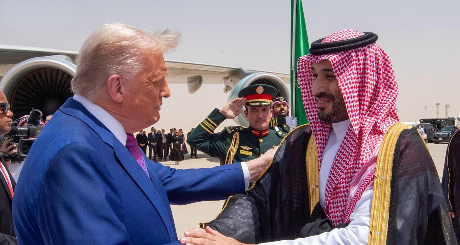 Der saudische Kronprinz Mohammed bin Salman empfängt US-Präsident Donald Trump bei dessen Ankunft in Riad am 13.05.2025 