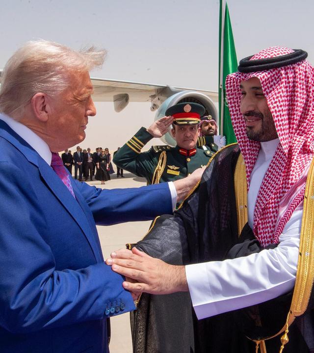 Der saudische Kronprinz Mohammed bin Salman empfängt US-Präsident Donald Trump bei dessen Ankunft in Riad am 13.05.2025 