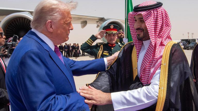 Der saudische Kronprinz Mohammed bin Salman empfängt US-Präsident Donald Trump bei dessen Ankunft in Riad am 13.05.2025 