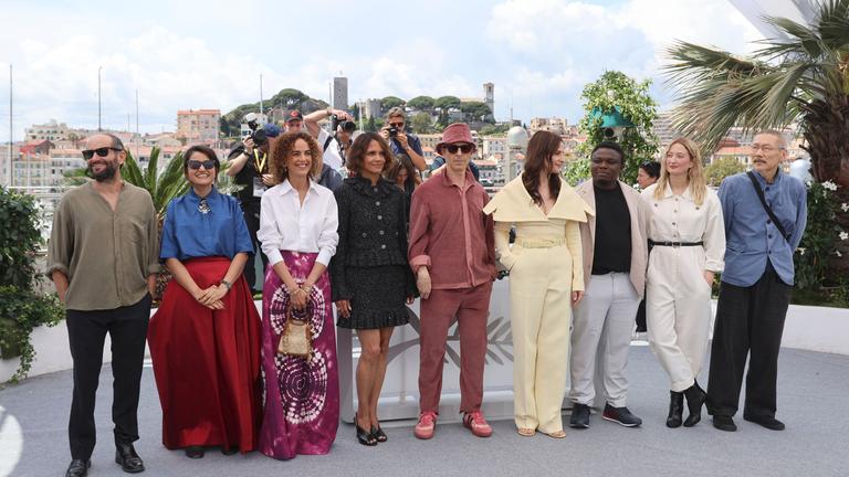 Carlos Reygadas, Payal Kapadia, Leila Slimani, Halle Berry, Jeremy Strong, Juliette Binoche, Dieudo Hamadi, Alba Rohrwacher undHong Sang-soo beim Photocall der internationalen Jury auf dem Festival de Cannes 2025