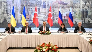 Mitglieder der russischen und ukrainischen Delegation während der russisch-ukrainischen Gespräche im Präsidentenbüro des Dolmaba