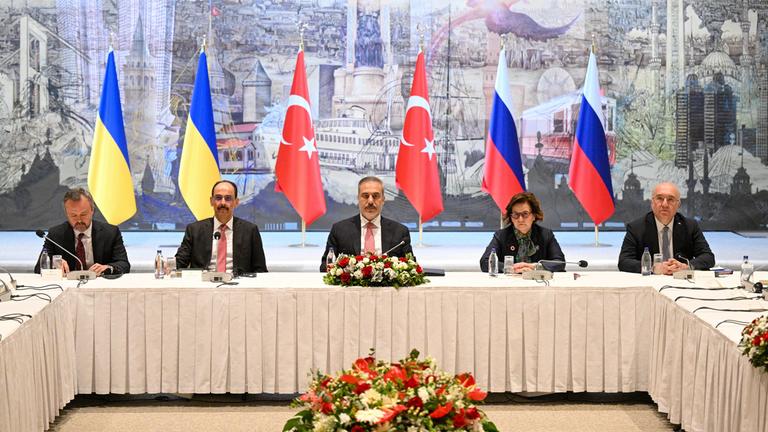 Mitglieder der russischen und ukrainischen Delegation während der russisch-ukrainischen Gespräche im Präsidentenbüro des Dolmaba