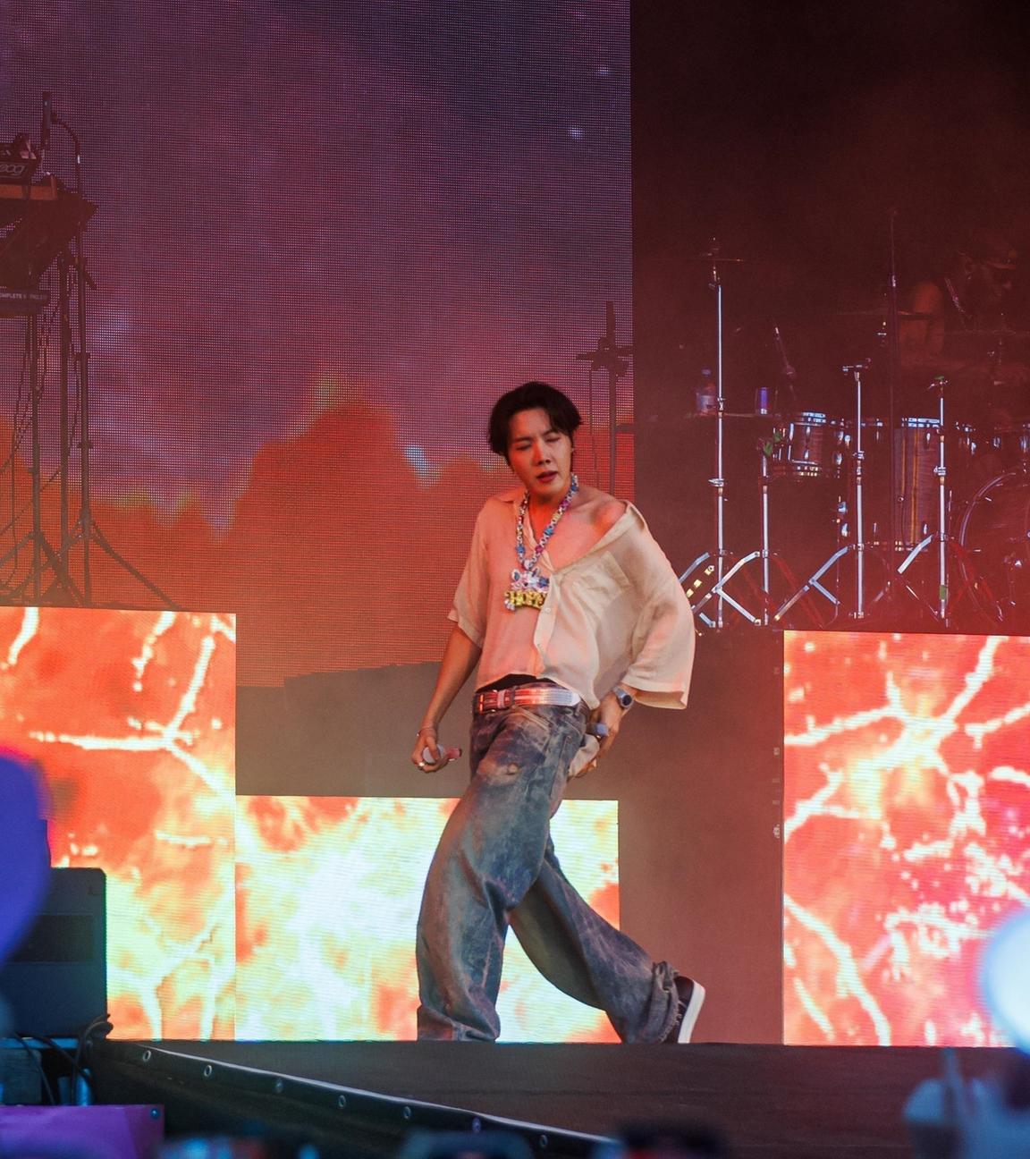 Berlin, DEUTSCHLAND J-Hope, beliebtes Mitglied von BTS, liefert einen elektrisierenden Auftritt beim Lollapalooza Festival in Berlin. Gekleidet in ein durchsichtiges beiges Hemd, lässige Jeans und eine Statement-Halskette mit der Aufschrift HOPE, brachte der K-Pop-Star Charisma und Energie auf die Bühne und begeisterte die Fans mit seinem Markenzeichen, dem Charme und der starken Bühnenpräsenz.