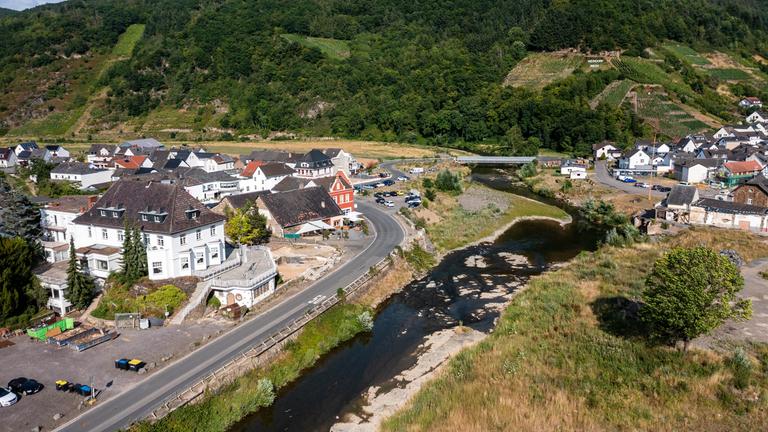 Flutkatastrophe Ahrtal - Vierter Jahrestag, Weinort Rech an der Ahr, mittlerweile ist die historische Nepomukbrücke abgerissen