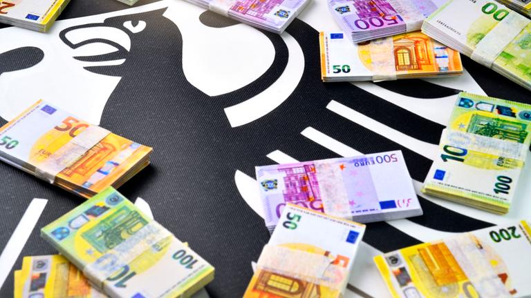 Geldscheine auf Bundesadler, Bundeshaushalt