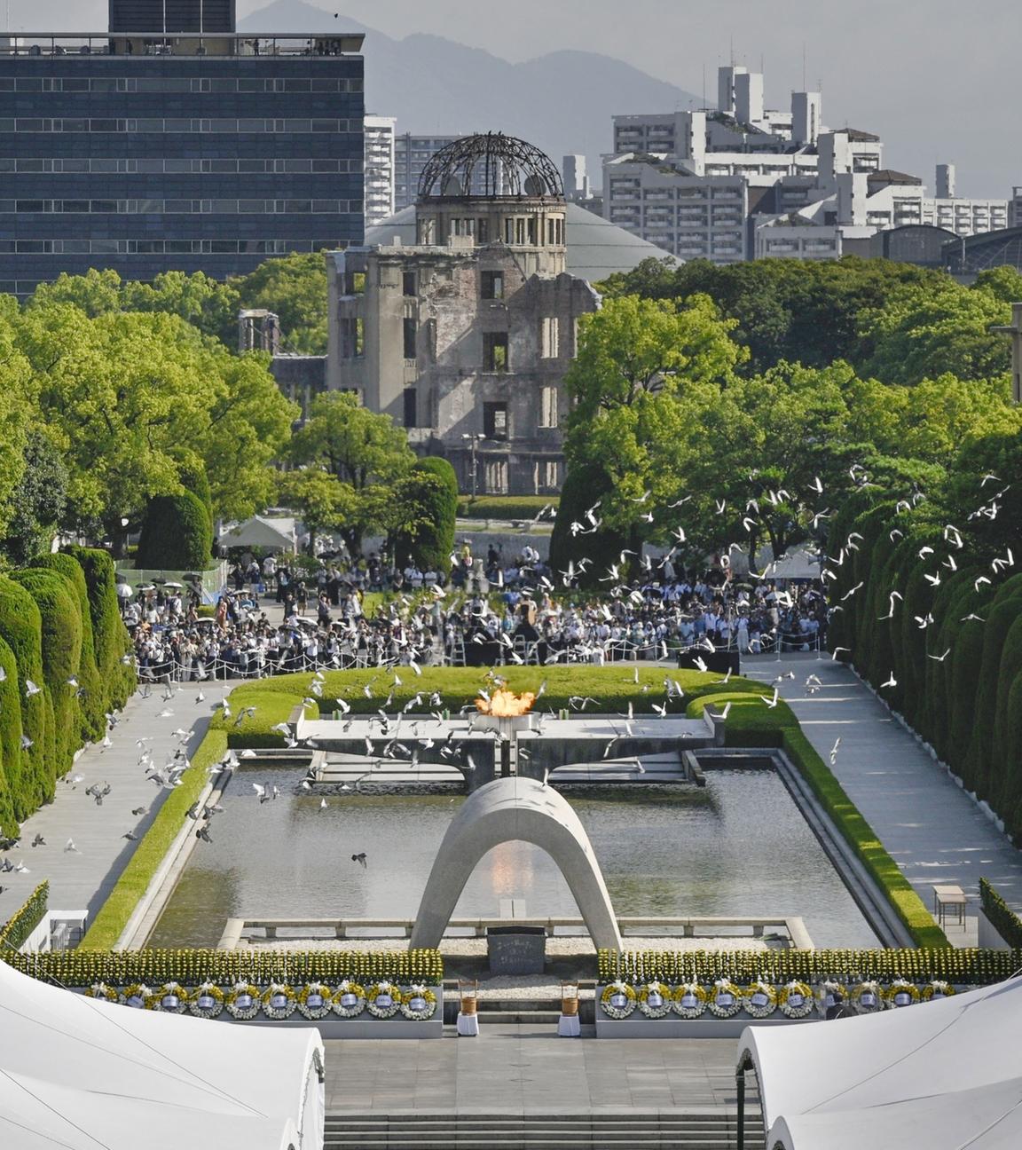 Am 6. August 2025 werden im Friedenspark in Hiroshima während einer Zeremonie Tauben freigelassen, um den 80. Jahrestag des Atombombenabwurfs der USA auf die westjapanische Stadt zu begehen. (Kyodo)