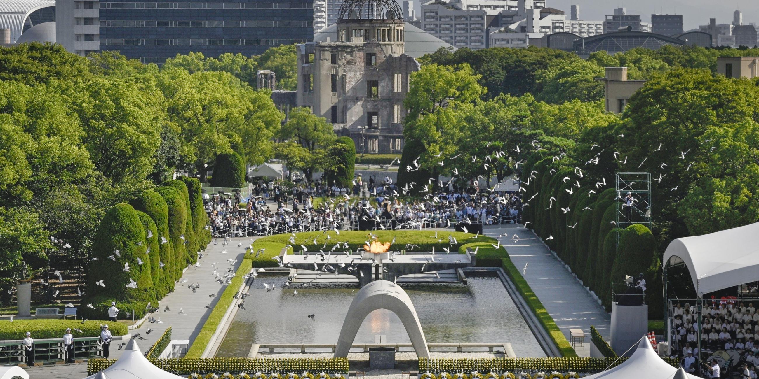 Am 6. August 2025 werden im Friedenspark in Hiroshima während einer Zeremonie Tauben freigelassen, um den 80. Jahrestag des Atombombenabwurfs der USA auf die westjapanische Stadt zu begehen. (Kyodo)