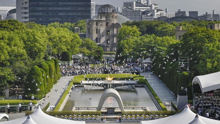 Am 6. August 2025 werden im Friedenspark in Hiroshima während einer Zeremonie Tauben freigelassen, um den 80. Jahrestag des Atombombenabwurfs der USA auf die westjapanische Stadt zu begehen. (Kyodo)